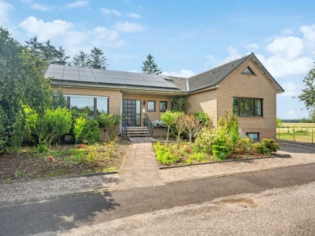 Titelbild - Haus kaufen in Geilenkirchen - Geilenkirchen - Bungalow mit ganz viel Platz und Nutzungsmöglichkeiten für die Familie