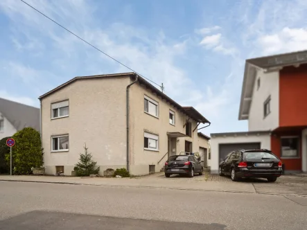 Titelbild - Haus kaufen in Memmingen-Amendingen -  Memmingen: Zwei Wohneinheiten + Lagerflächen zur flexiblen Nutzung