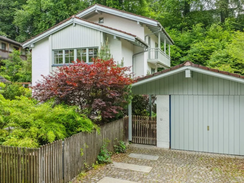 Hausansicht 1 - Haus kaufen in Oberhaching - Deisenhofen: Wunderschönes Einfamilienhaus mit Hanglage und großem Garten