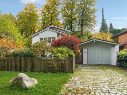 Hausansicht - Haus kaufen in Oberhaching - Deisenhofen: Wunderschönes Einfamilienhaus mit Hanglage und großem Garten