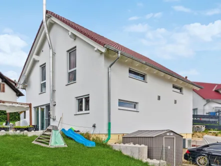 Titelbild - Haus kaufen in Pfronstetten - Charmantes Neubau A+ Einfamilienhaus mit großem Grundstück in Geisingen-Pfronstetten