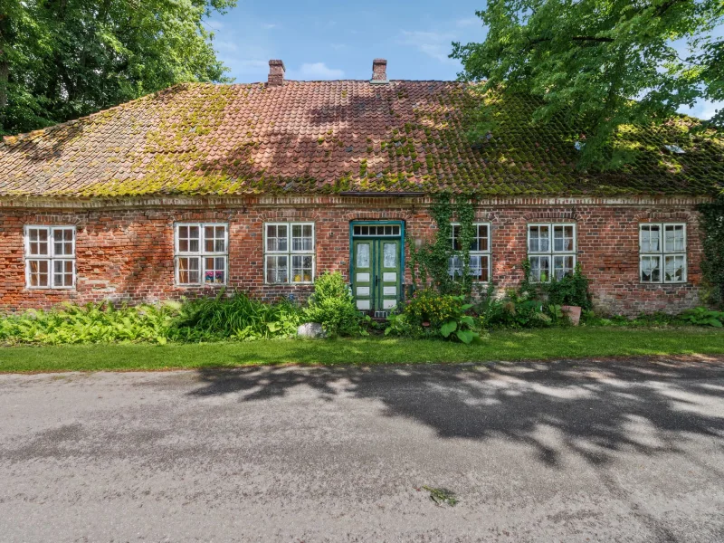 Hausansicht - Eingang - Haus kaufen in Stangheck - Erwecken Sie Geschichte zum Leben – historisches Bauernhaus in der Nähe von Gelting