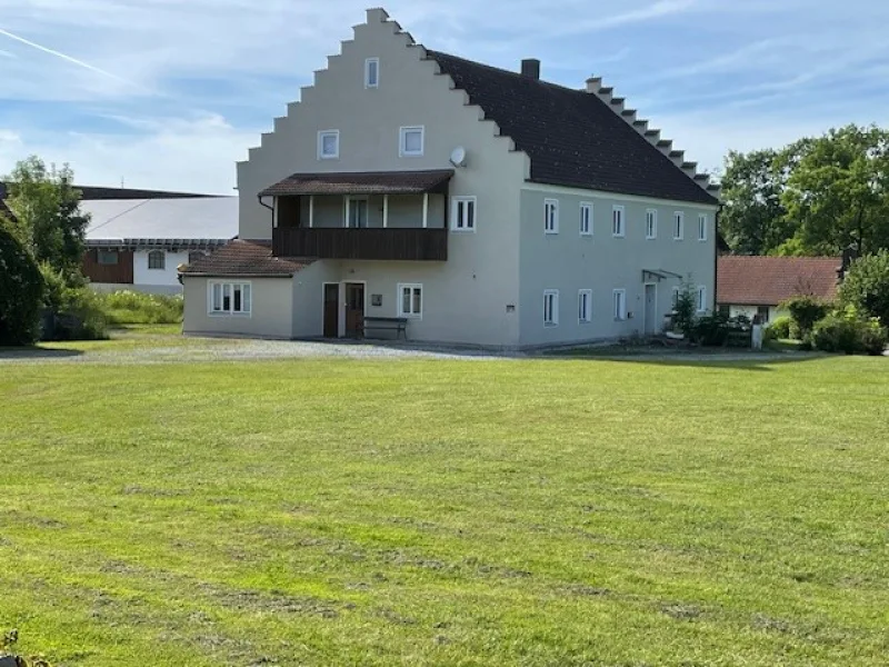  Zweifamilienhaus bei Arnstorf - Haus kaufen in Arnstorf - RESERVIERT - Geräumiges, älteres Zweifamilienhaus in solider Bauweise, nahe Arnstorf