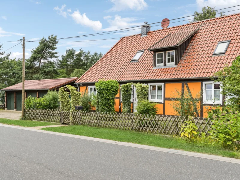 Titelbild - Haus kaufen in Dobbertin - Renoviertes Jagdanwesen mit großem Grundstück in Dobbertin