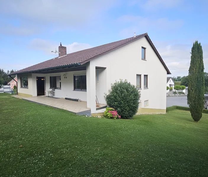 Rückansicht Haus - Haus kaufen in Vilshofen an der Donau - Klassisches Einfamilienhaus mit großem Grundstück in guter, ruhiger Lage von Pleinting/Vilshofen