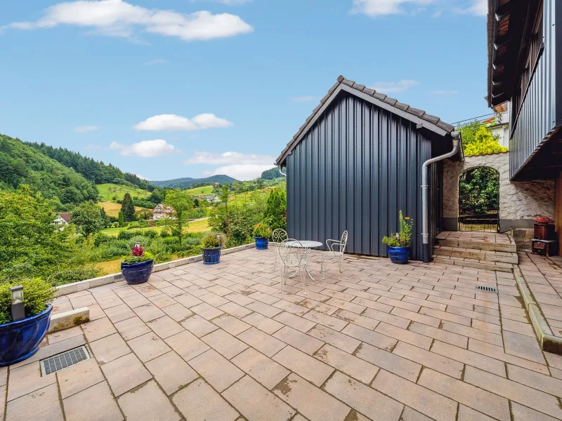 Titelbild - Haus kaufen in Seebach - Modernisiertes großzügiges Landhaus mit Sauna und Panoramablick