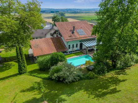 Titelbild - Haus kaufen in Moosthenning - Exklusives Angebot: Luxuriös wohnen im Architektenhaus mit Fernblick und Pool in Moosthenning