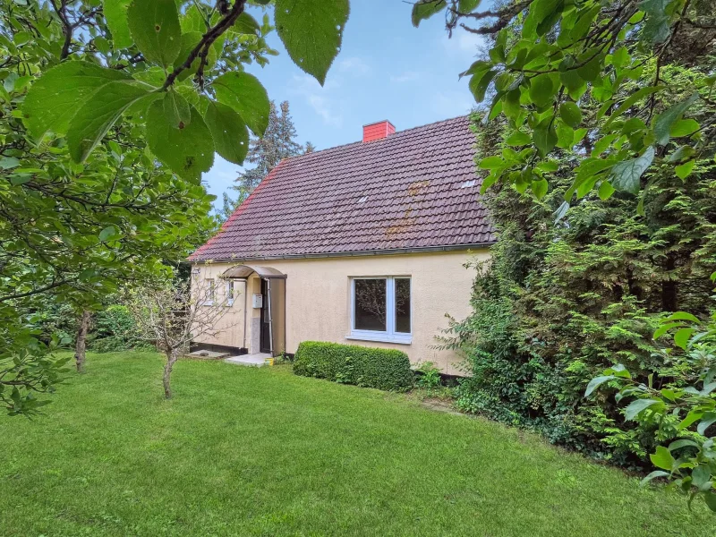 Hausansicht  - Haus kaufen in Bad Sülze - Renovierungsbedürftiges Einfamilienhaus mit großem Garten am Rand von Bad Sülze