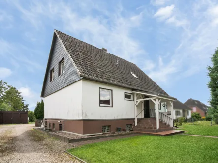 Außenansicht - 1 - Haus kaufen in Bliestorf - Solides Zweifamilienhaus mit Vollkeller in Bliestorf