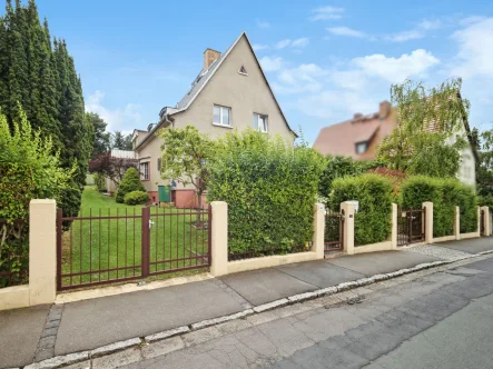 Der erste Eindruck - Haus kaufen in Dresden - Teilbewohntes Zweifamilienhaus mit weiterer Bebaubarkeit - Dresden Südvorstadt