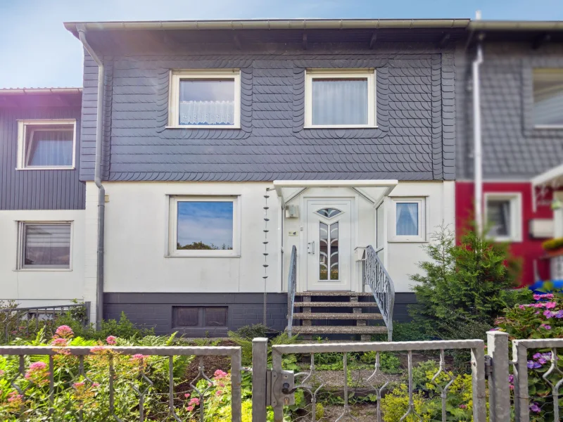 Hausansicht - Haus kaufen in Königslutter - Wohntraum selbst gestalten! Reihenmittelhaus mit Garten in ruhiger Lage, Königslutter am Elm