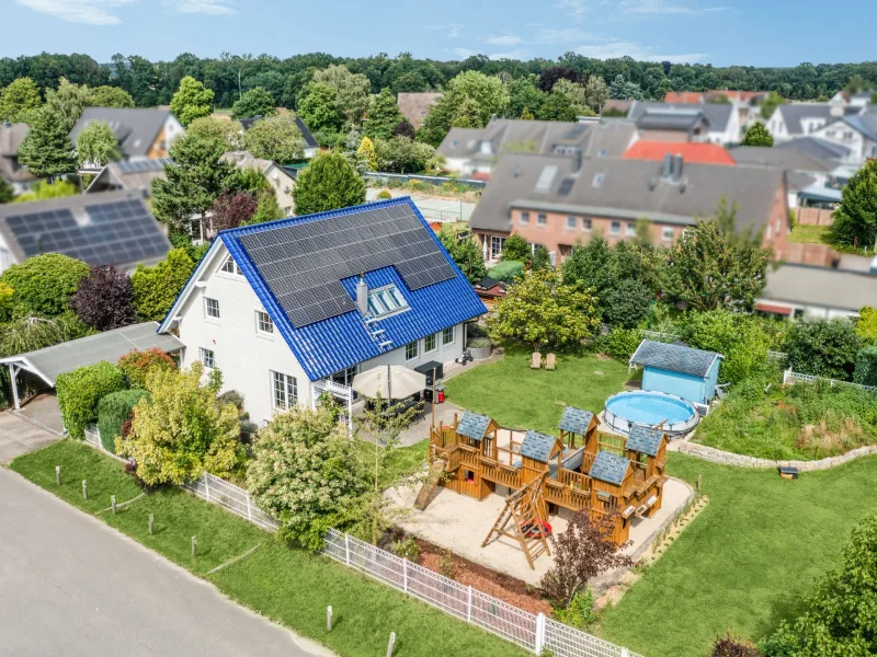 Luftansicht - Haus kaufen in Isernhagen - Exklusiv und energieautark! Hochwertiges Einfamilienhaus in Feldrandlage von Isernhagen FB