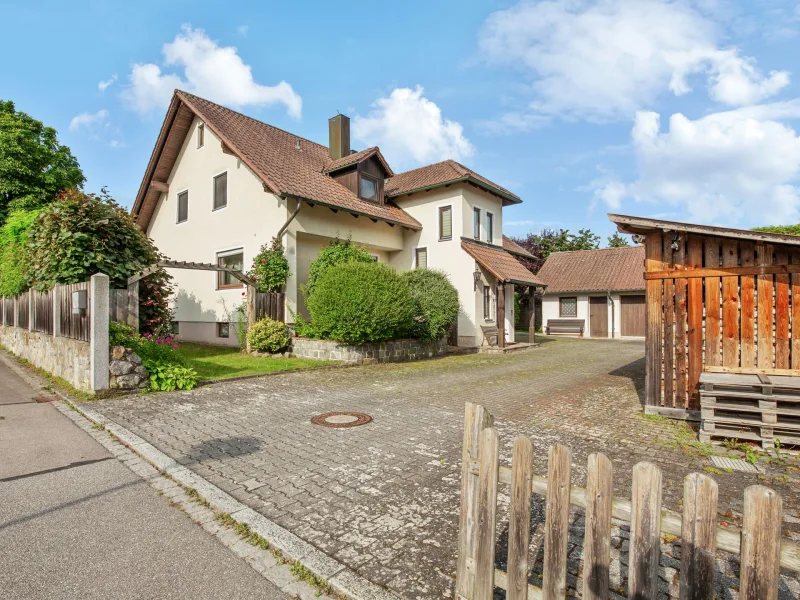 Außenansicht 1 - Haus kaufen in Nittenau - Ruhig gelegenes Zweifamilienhaus mit viel Platz in Nittenau 