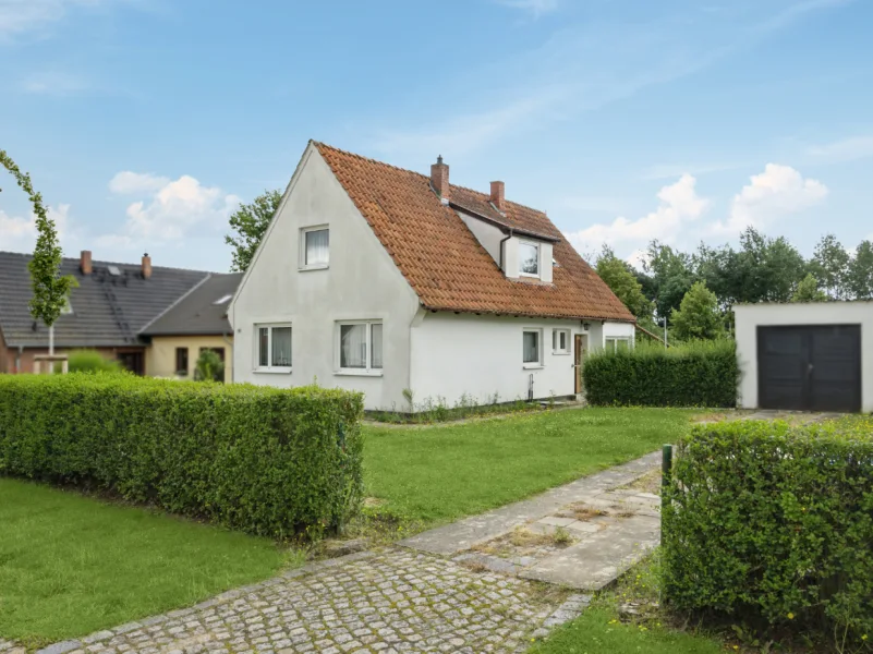 Titelfoto - Haus kaufen in Rostock - Sanierungsbedürftiges Einfamilienhaus aus den 30ern in attraktiver Lage von Rostock Dierkow-West