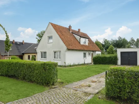 Titelfoto - Haus kaufen in Rostock - Sanierungsbedürftiges Einfamilienhaus in attraktiver Lage von Rostock Dierkow-West