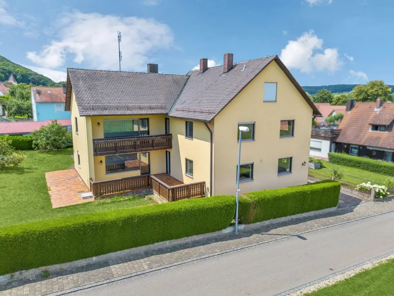 Hausansicht - Haus kaufen in Treuchtlingen - 2-Familienhaus in toller Lage von Wettelsheim