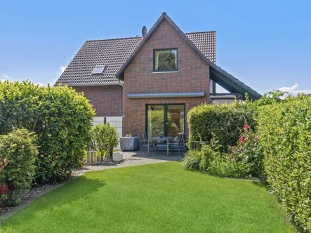 Hausrückansicht - Garten - Haus kaufen in Bergen auf Rügen - Modernes Einfamilienhaus in ruhiger Wohnlage in Bergen auf Rügen