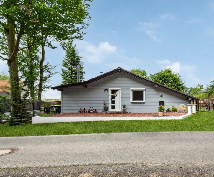 Straßenseite - Haus kaufen in Ruppichteroth - Traumhaft schöner und umfangreich modernisierter Bungalow in Rupichteroth-Thilhove