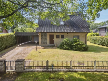 Hausansicht - Garage - Carport - Grundstück kaufen in Hamburg - Exklusives Baugrundstück mit Altbestand in Hamburg-Duvenstedt