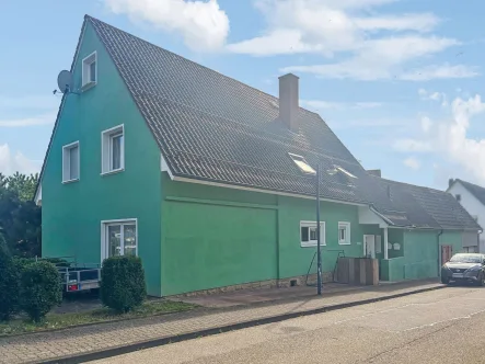 Titelbild - Haus kaufen in Remchingen - Sehr gepflegtes und freistehendes Mehrgenerationenhaus mit schönem Grundstück u.Garage in Remchingen