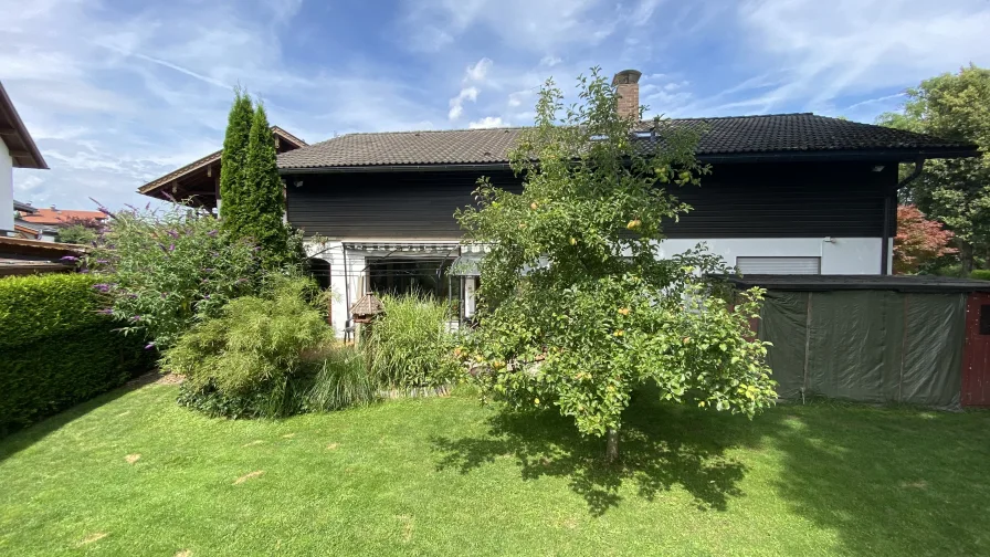 Gartenansicht - Wohnung kaufen in Garmisch-Partenkirchen - Partenkirchen: Vermietete 4-Zimmer-Erdgeschosswohnung mit großem Garten und Terrassen