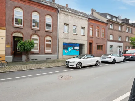 Titelbild - Haus kaufen in Krefeld - Wohn- und Geschäftshaus mit insgesamt zwei Einheiten und weitläufigen Garten