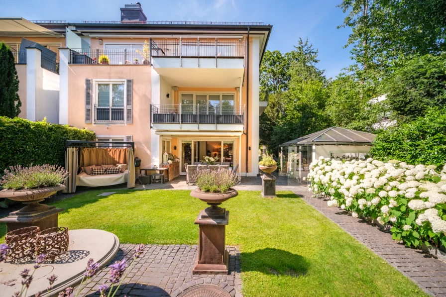 Hausansicht - Wohnung kaufen in München - Wunderschönes und luxuriöses Haus im Haus direkt am Biedersteiner Kanal in München-Nymphenburg