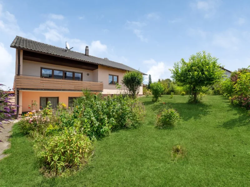 Außenansicht - Haus kaufen in Hollfeld - Hollfeld - Charmantes Einfamilienhaus mit Einliegerwohnung und großem Garten