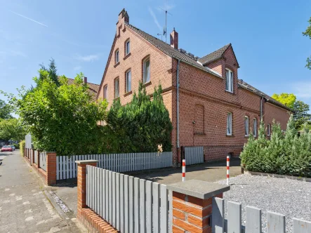 Hausansicht - Wohnung kaufen in Gütersloh - Ein Haus im Haus - Geräumige Eigentumswohnung auf zwei Etagen in Gütersloh