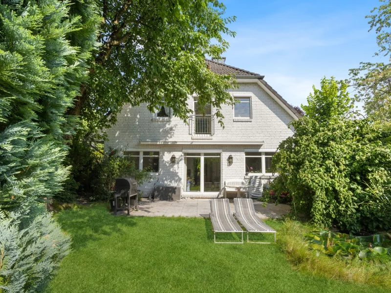 Rückansicht mit Garten - Haus kaufen in Hamburg - Tolles Einfamilienhaus mit großzügigem Grundriss in ruhiger Lage von Hamburg-Bramfeld