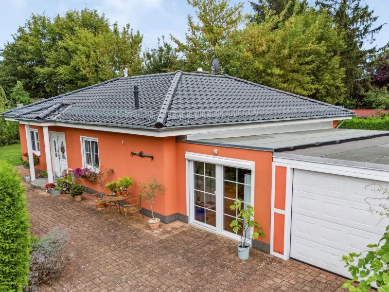 Titelbild - Haus kaufen in Neuenhagen bei Berlin - Exquisiter, top gepflegter Winkelbungalow in bester, ruhiger Lage von Neuenhagen