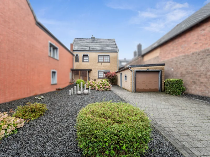 Frontansicht - Haus kaufen in Geilenkirchen - Charmantes Einfamilienhaus in ruhiger Lage von Geilenkirchen-Teveren