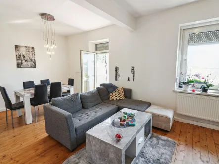 Wohnzimmer   - Wohnung kaufen in Rosenheim - Selbstnutzung oder Kapitalanlage - großzügige 4-Zimmer-Wohnung mit Süd-Balkon - ideal für Pendler