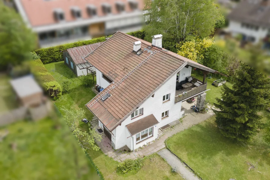 Ansicht von Nord-West - Haus kaufen in Seehausen am Staffelsee - Seehausen: Großes, sonniges Grundstück mit älterem Mehrfamilienhaus