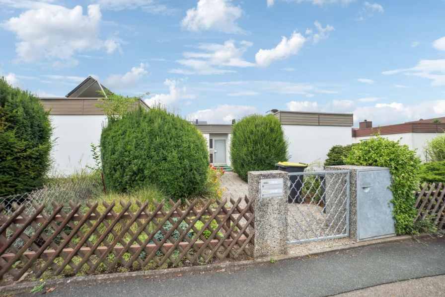 Außenansicht - Haus kaufen in Nürnberg - Hervorragend geschnittener Bungalow mit hohem Potenzial in Nürnberg-Gaulnhofen