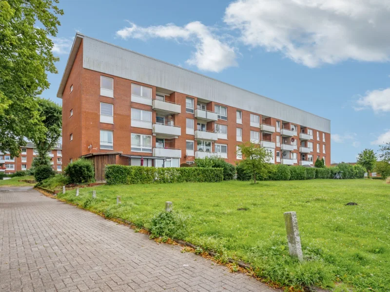 Hausansicht - Balkon - Wohnung kaufen in Stade-Bützfleth - Kapitalanlage in Stade-Bützfleth: Vermietete 3-Zimmer-Wohnung