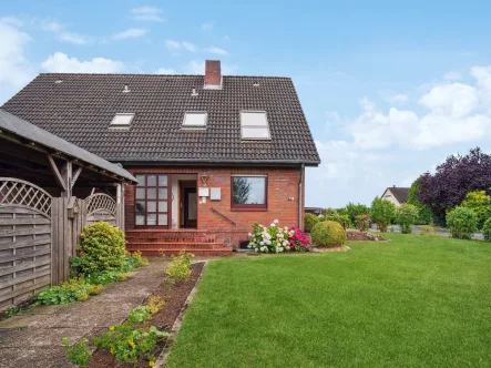 Hausansicht - Haus kaufen in Mittelnkirchen - Tolles Zweifamilienhaus mit 5 Zimmern in bevorzugter Lage von Mittelnkirchen