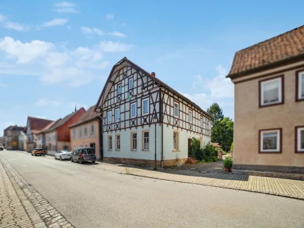 Hausansicht - Haus kaufen in Heldburg - Einfamilienhaus mit großem Garten in Heldburg