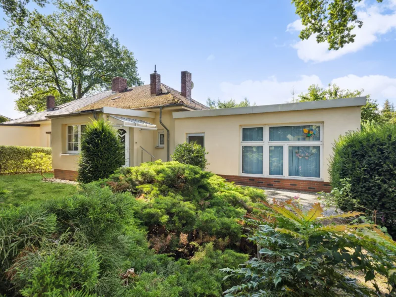 Titelbild - Haus kaufen in Laage - Wohnen und Arbeiten unter einem Dach - Doppelhaushälfte mit großem Grundstück in Laage OT Diekhof