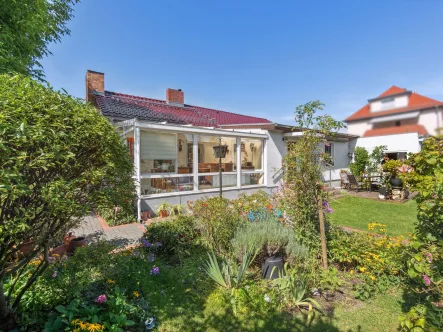 Titelbild - Haus kaufen in Berlin - Charmanter Bungalow in Berlin-Johannisthal - Ihr neues Zuhause erwartet Sie