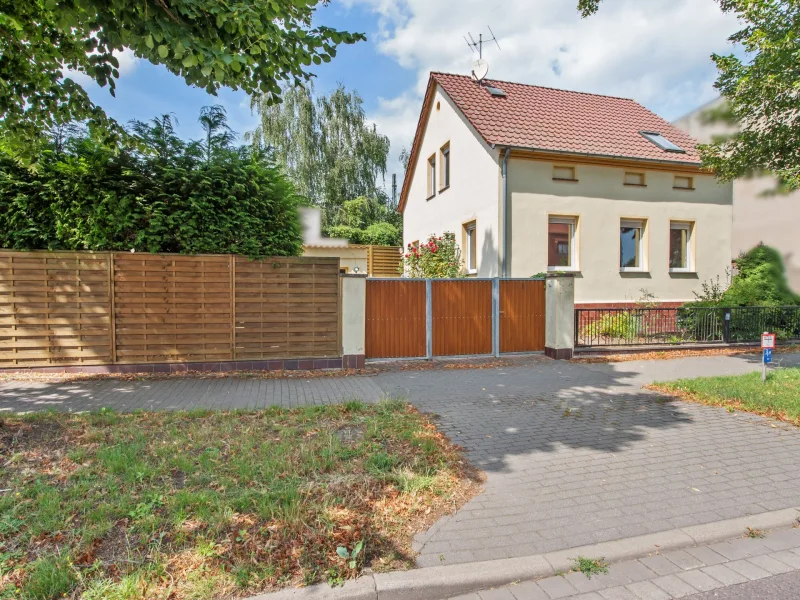 Titelbild - Haus kaufen in Wolmirstedt - Gemütliches Einfamilienhaus für kleine Familien in Wolmirstedt