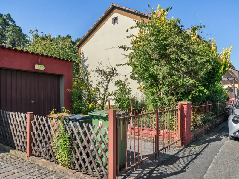 Straßenansicht Garage und Haus