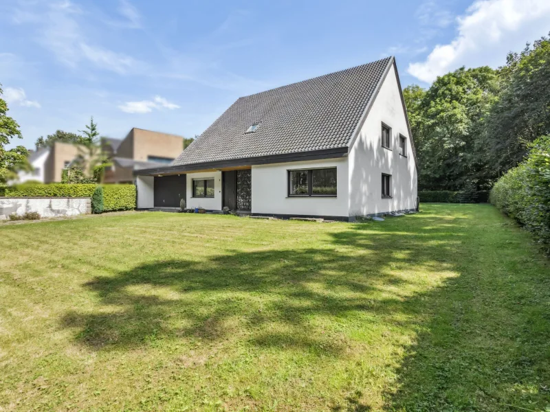 Frontansicht und Garten - Haus kaufen in Langerwehe - Langerwehe-Hamich: Großzügiges, freistehendes Architektenhaus in idyllischer Naturumgebung