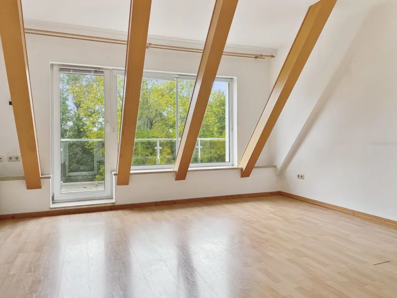 Wohnzimmer mit Balkon - Wohnung kaufen in Ahrensfelde - Ahrensfelde: Charmante 2,5-Zimmer-Dachgeschosswohnung mit Blick auf die Lake