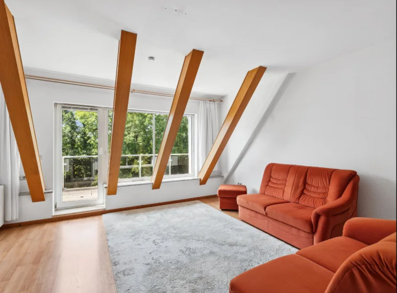 Wohnzimmer mit Balkon - Wohnung kaufen in Ahrensfelde - Ahrensfelde: Charmante 2,5-Zimmer-Dachgeschosswohnung mit Blick auf die Lake