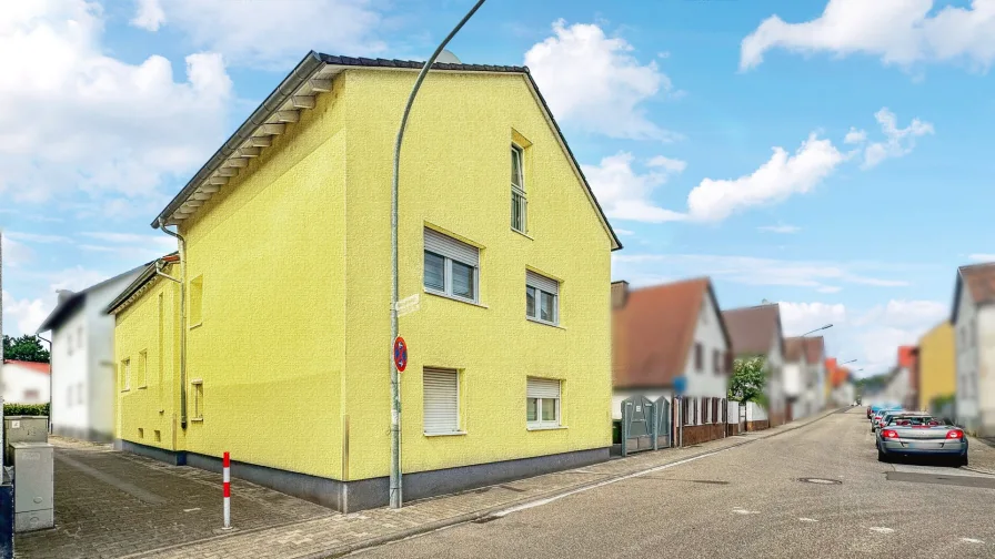 Titelbild - Haus kaufen in Lampertheim - Großfamilie aufgepasst! Mehrgenerationenhaus mit 4 abgeschlossenen Wohneinheiten in Lampertheim