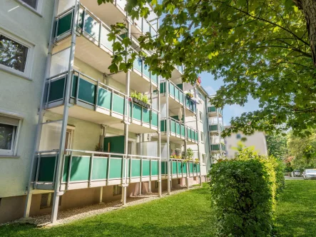 Rückansicht - Wohnung kaufen in Wiesbaden - Attraktive 2-Zimmer-Erdgeschosswohnung mit schöner Loggia in Wiesbaden-Biebrich