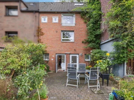 Rückansicht und Terrasse - Haus kaufen in Duisburg - Charmantes Reihenhaus im beliebten Duisburg-Bissingheim