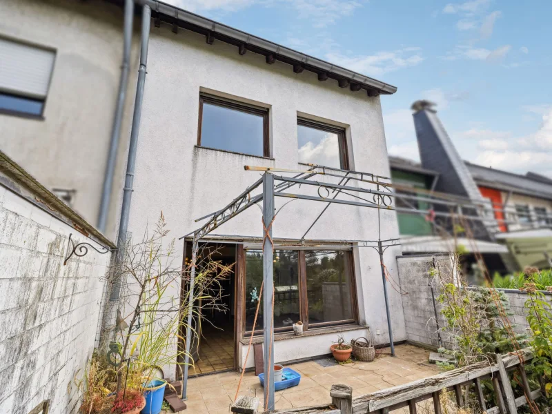 Rückansicht - Haus kaufen in Essen - Sanierungsbedürftiges Reihenhaus in Essen-Frintrop wartet auf neuen Glanz