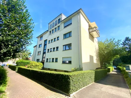 Titelbild - Wohnung kaufen in Frankfurt am Main - Großzügig geschnittene 2-Zimmerwohnung in Bockenheim mit zwei Balkonen und Blick ins Grüne